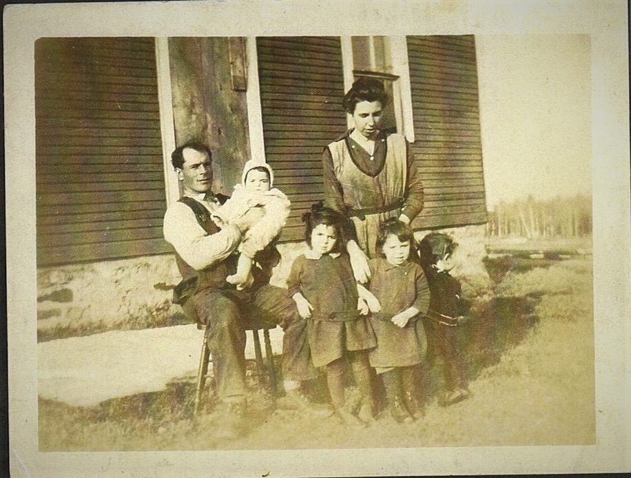 pictures/FLORENCE & FRANK RICHARDS/Groups/1.3 F Richards young family.jpg